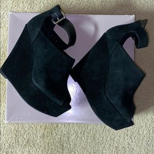 Sued wedge heels